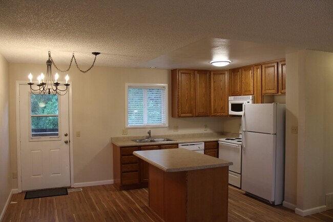 Building Photo - 1405 Hiawatha Dr
