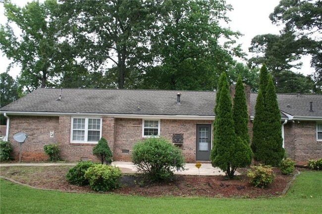 Building Photo - 2075 Pinewood Dr