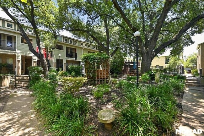 Building Photo - 2104 Cullen Ave
