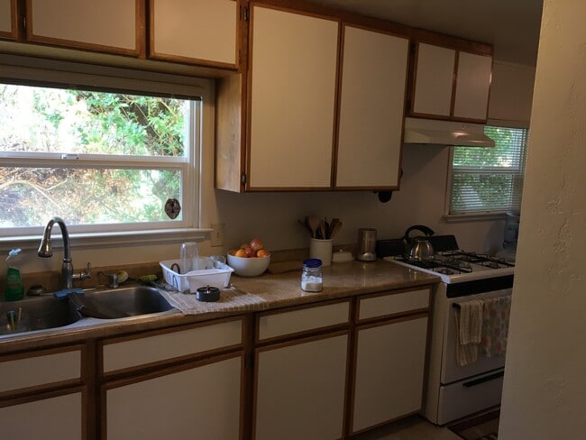 Building Photo - Two bedroom 1.5 bath walking distance to C...