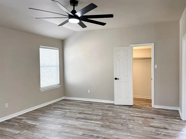 Building Photo - 505 Kingscote Ct