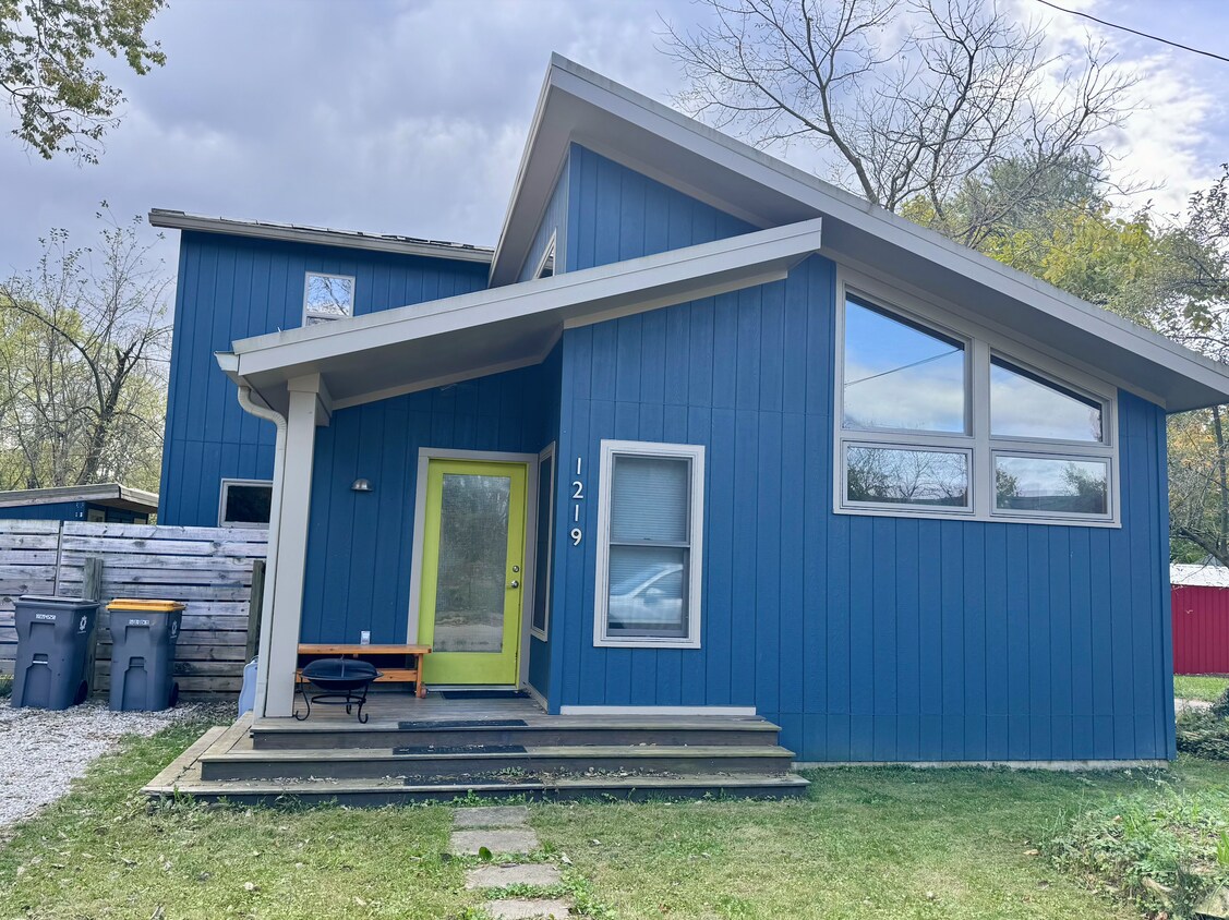 Primary Photo - 1219 W Cottage Grove Ave