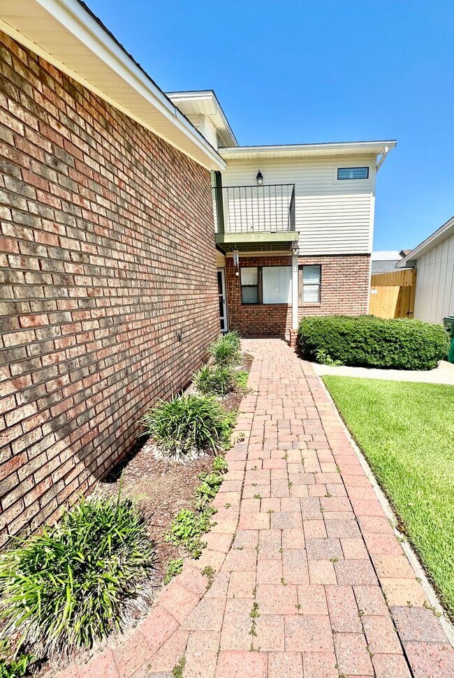 Foto del edificio - GORGEOUS 3 bedroom/3 bathroom/2 car garage townhome for rent in the desirable DONLABROOK GARDENS!