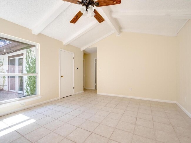 Building Photo - 907 E Live Oak St