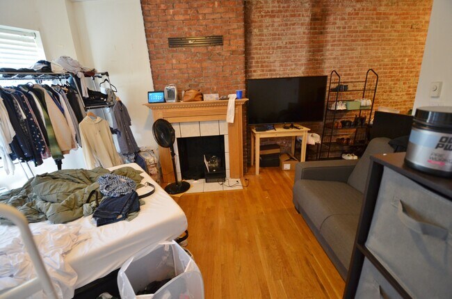 Building Photo - 69 Gainsborough St