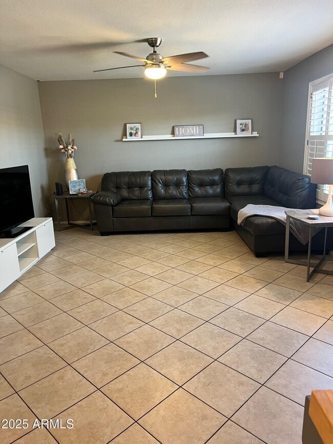 Foto del edificio - 1402 E Guadalupe Rd