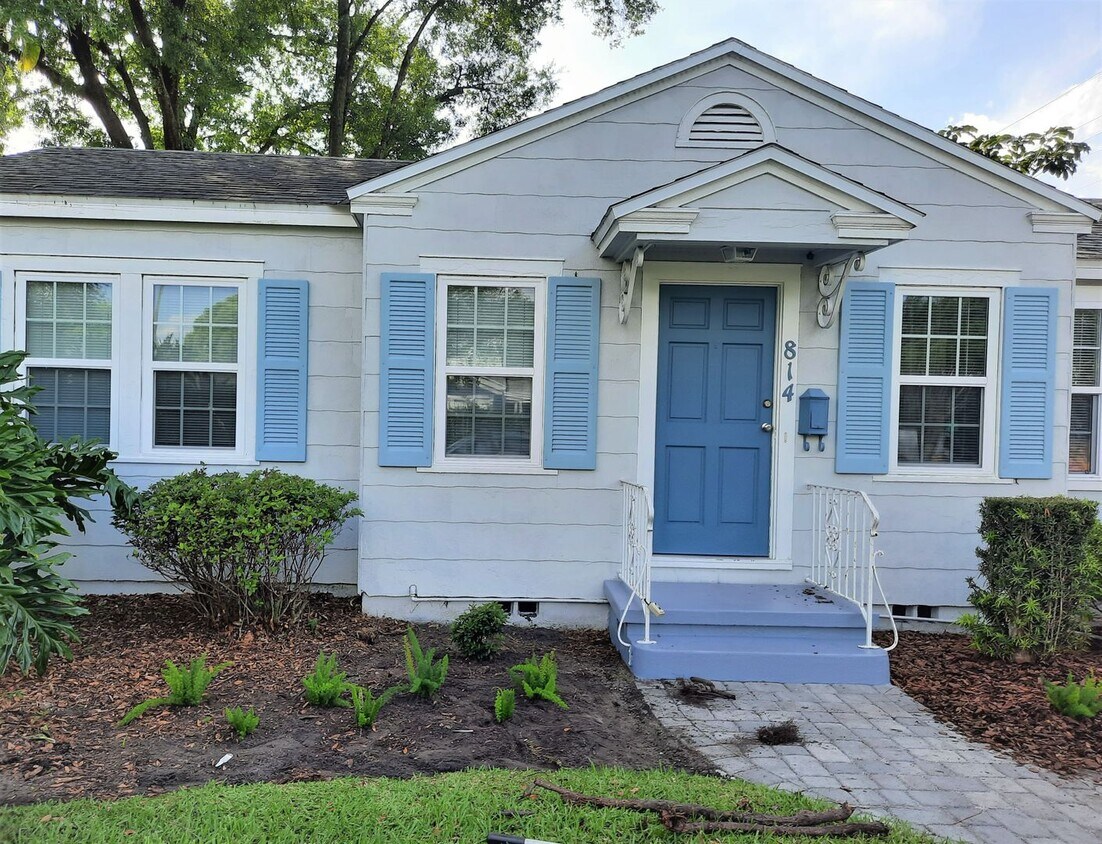 Primary Photo - 2/1 with garage in North Colonialtown neig...