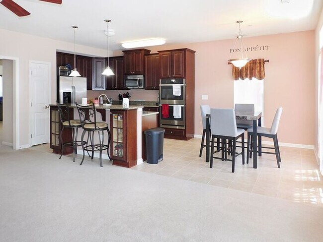 Building Photo - 3 Level Condo with 1 Car Garage and Privat...