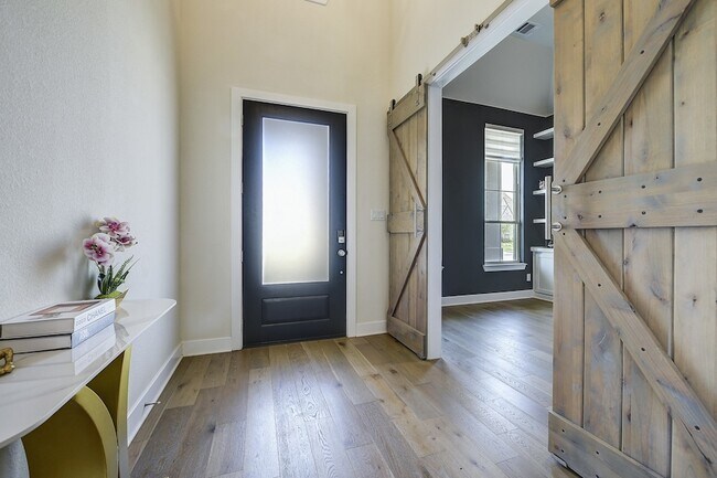 Foto del edificio - 2361 Glen Heather Ln