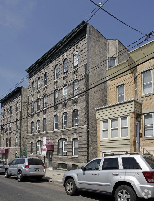 Building Photo - 90 Lake St