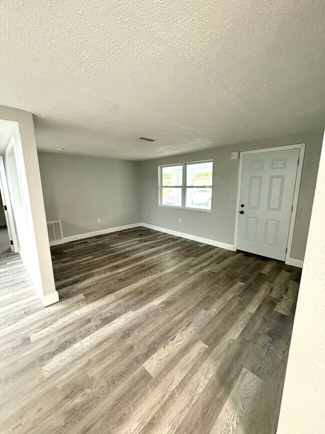 Foto del edificio - Fully Remodeled 3bed/2bath  Home with Bonus Room & Modern Upgrades