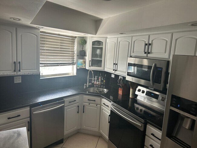 Building Photo - 6039 Collins Ave
