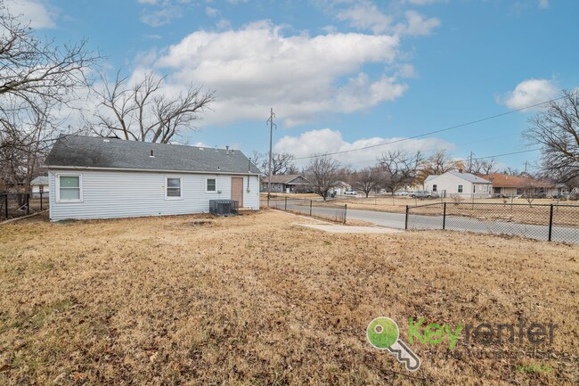 Building Photo - Renovated 3 Bedroom 1 Bathroom!