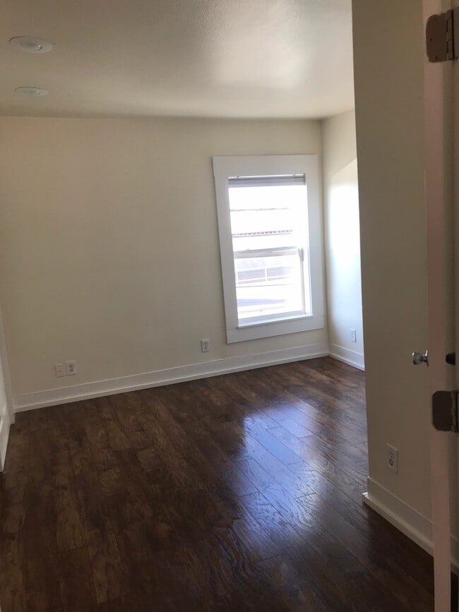 Building Photo - 103 7th St