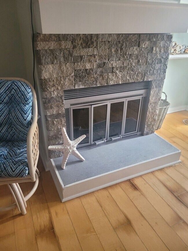 Building Photo - Located in Caneel Cove this 2 bed 2 bath townhome features hardwood floors throughout ,