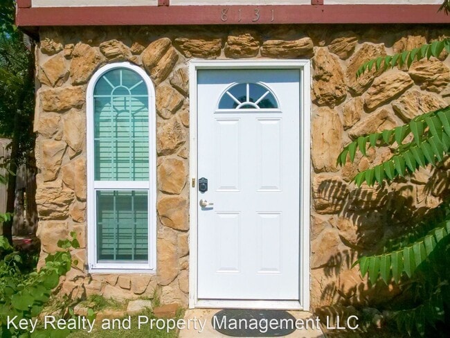 Building Photo - 2 br, 1.5 bath House - 8131 NW 23rd St - 8...