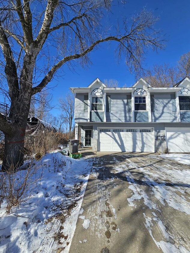 Primary Photo - 2 Bedroom and 1 bathroom town house near E...