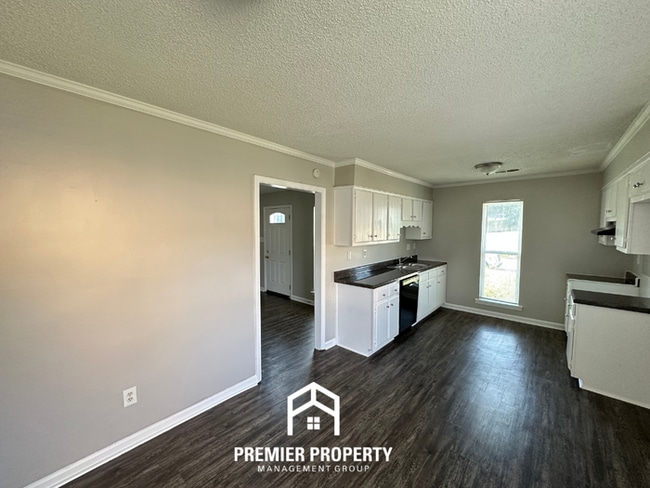 Foto del edificio - Charming 3BR/2BA Near Southwind | High Vaulted Ceilings, Hardwood Floors & Fireplace