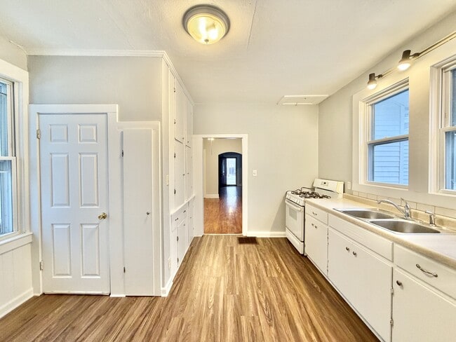 Building Photo - 426 S Jackson St