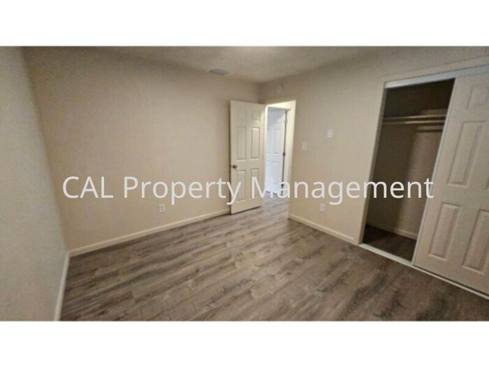 Primary Photo - Single level 2 bedroom 1 bath apartment wi...