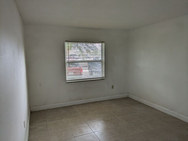 Building Photo - Ground Floor 2/1 **Water/Sewer Included**