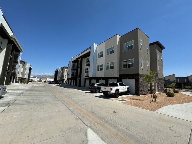 Building Photo - Desert Color Condo! Furnished!