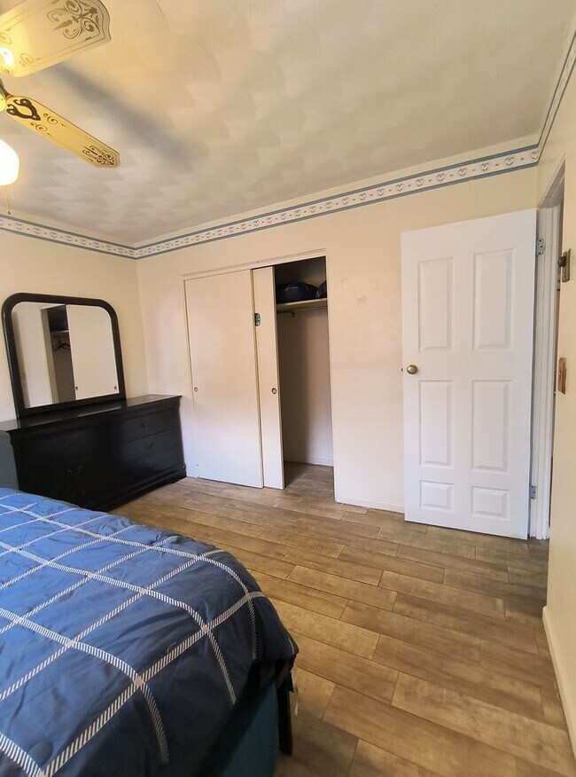 Building Photo - Spacious 3-Bedroom 1.5 Bathroom House for ...
