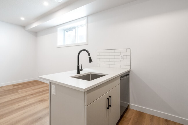 Building Photo - 6512-6593 93 St NW