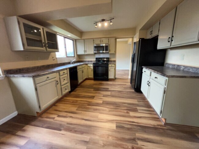 Foto del edificio - Northwest Tri-Level 5 Bedroom Home For Rent!