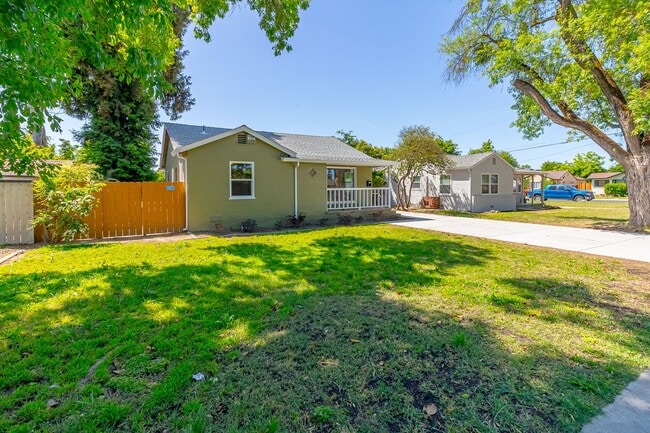 Building Photo - Remodeled La Loma Bungalow!