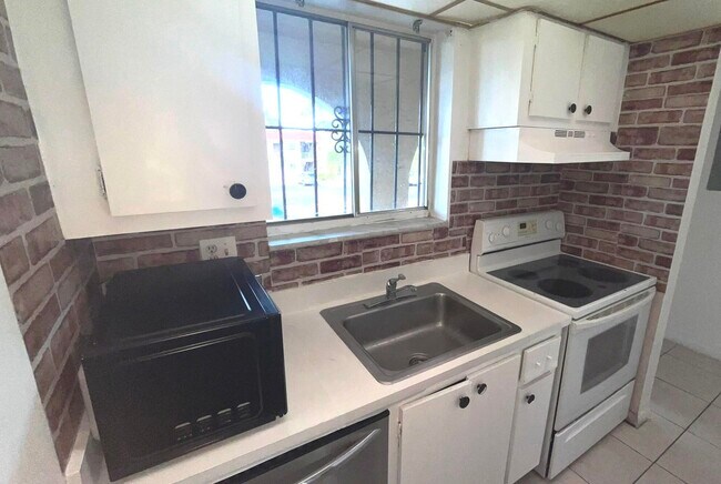 Foto del edificio - 6080 Forest Hill Blvd