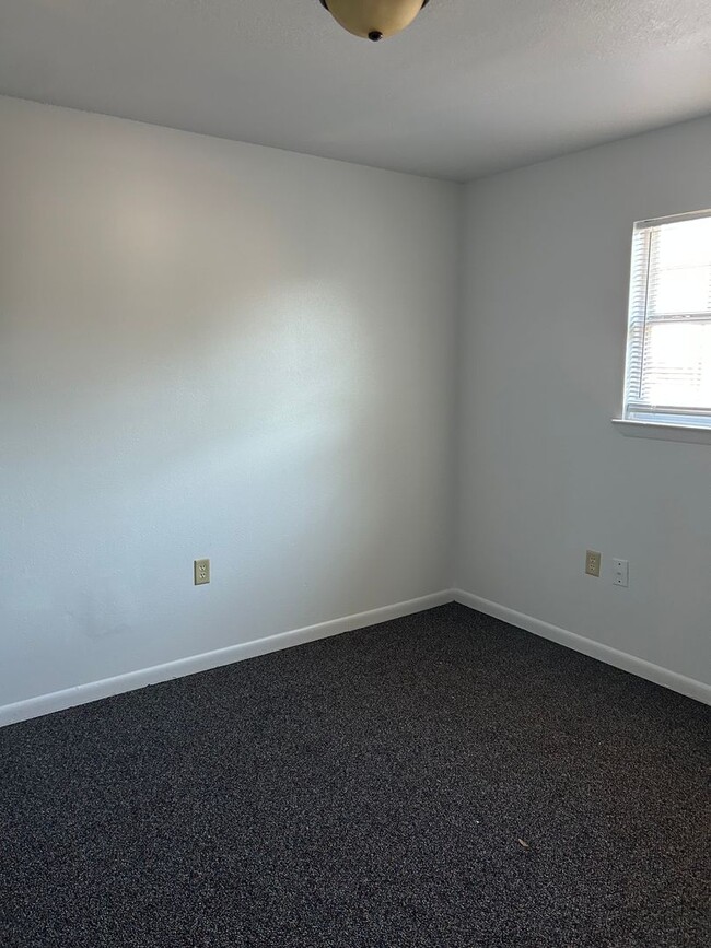 Building Photo - 2 Bedroom 1 Bath $1,295/ month - Newly Ren...