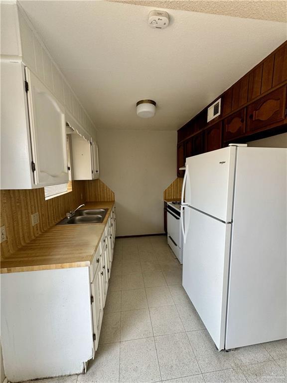 Building Photo - 2425 W Tamarack Ave