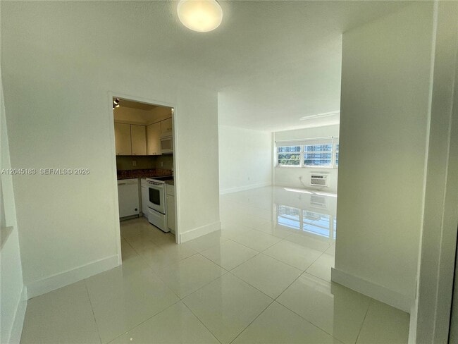 Foto del edificio - 220 Kings Point Dr