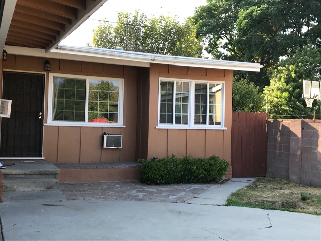 Front view - 2339 N Naomi St