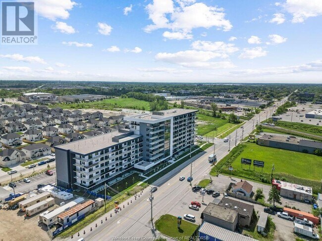 Building Photo - 1624 Lauzon Pkwy
