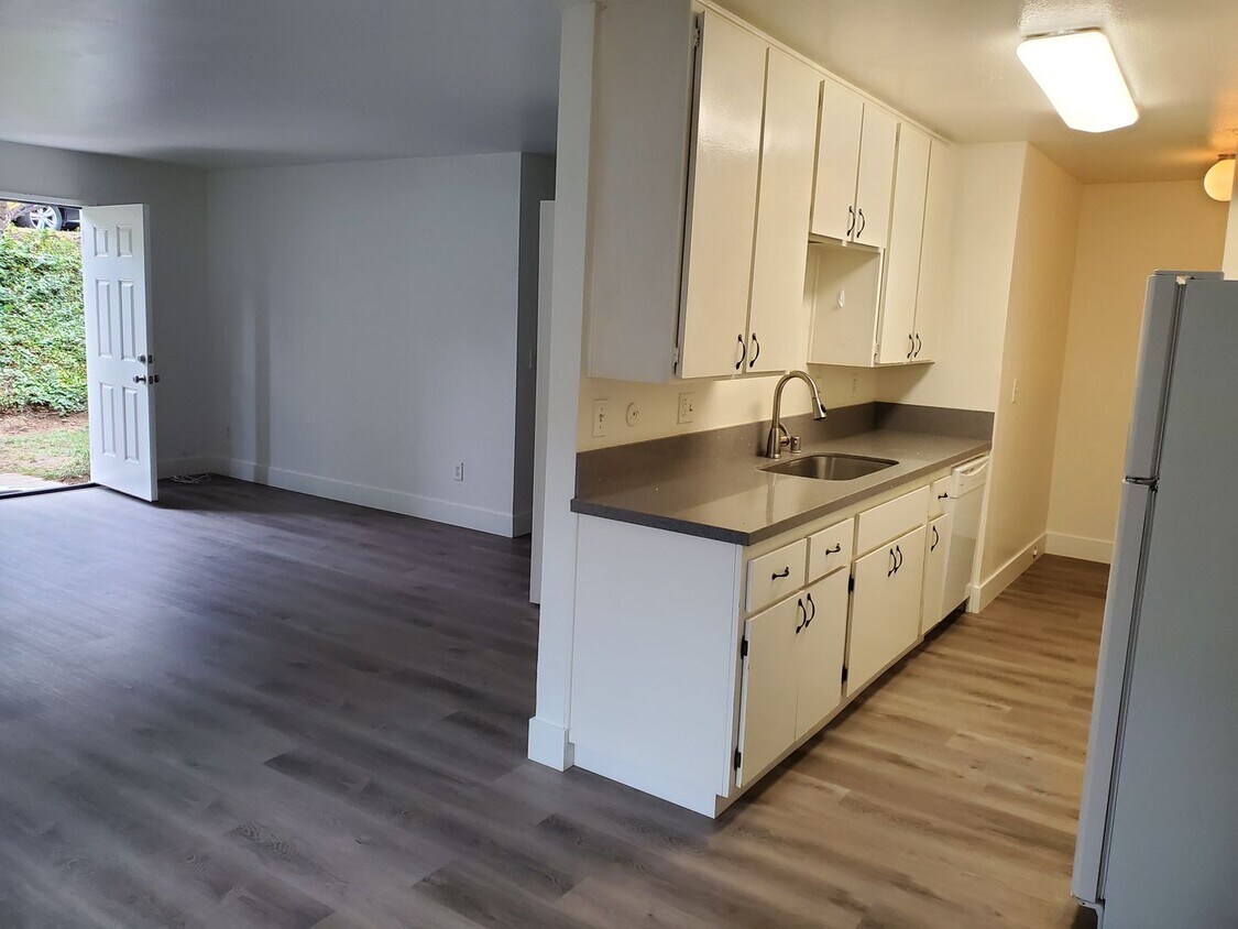 Primary Photo - UTC townhouse - 3br/2ba end unit