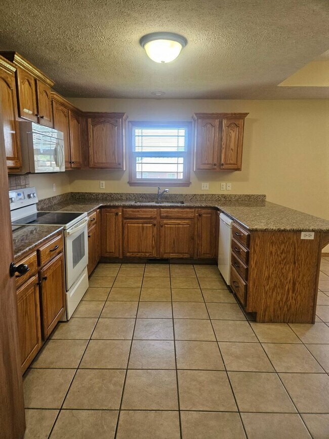 Foto del edificio - WOW! Look at this property ! You cant beat this price in NIXA-3200 SQ FT