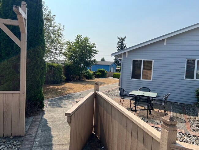 Entrada a la propiedad desde el camino de entrada - 21204 3rd Ave S