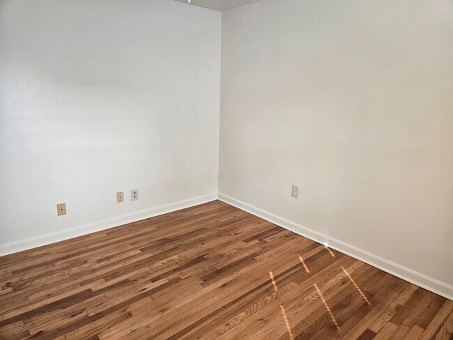 Building Photo - Oak Ridge 37830 - 2 bedroom, 1 bath - Cont...