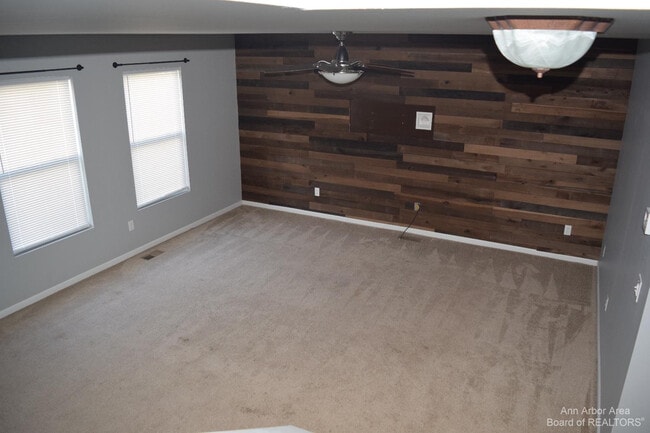 Building Photo - 8549 Hawthorn Hill