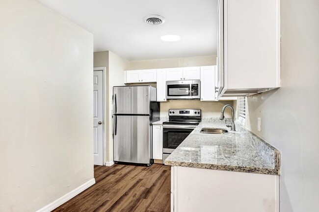 Building Photo - 5815 Riviera Dr