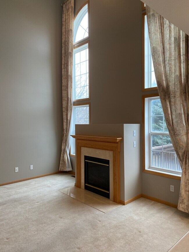 Building Photo - 15222 Florist Cir