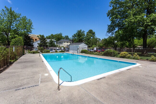 Piscina - 3515 Washington Blvd
