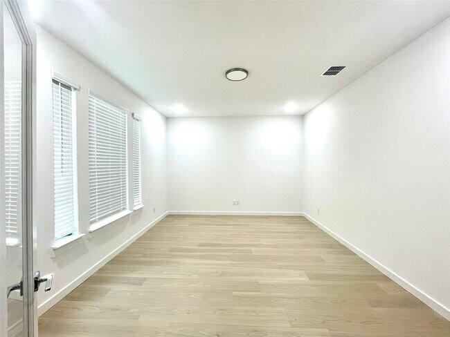 Foto del edificio - Priced Below Market for Quick Move-In