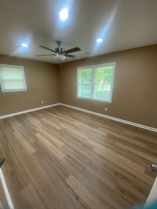 Building Photo - 5142 Delray Dr