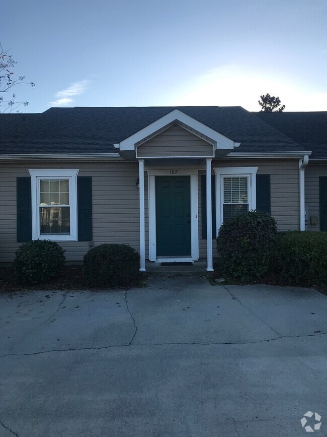 Building Photo - 107 Chloe Ln
