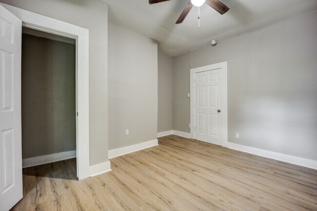 Building Photo - Freshly Updated 2 Bedroom House