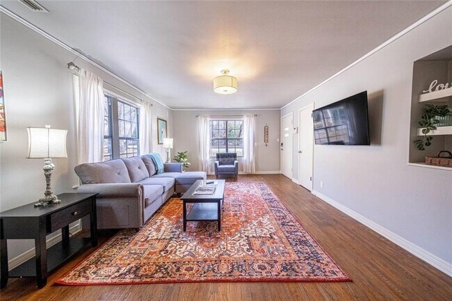 Foto del edificio - 731 N Woolsey Ave
