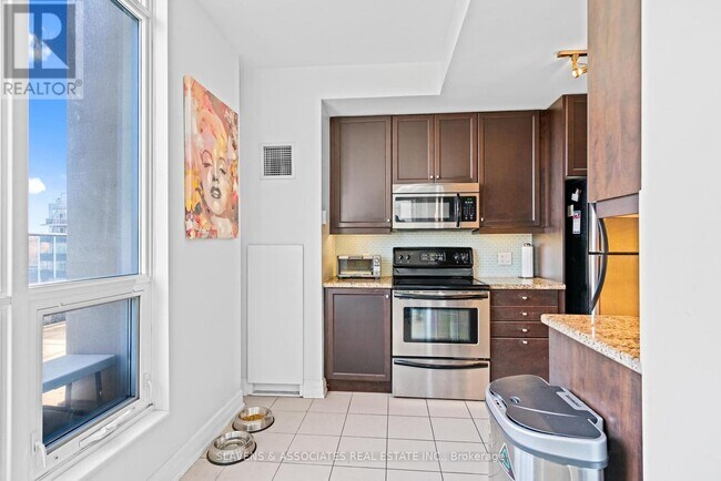 Building Photo - 500-500 St Clair Ave W